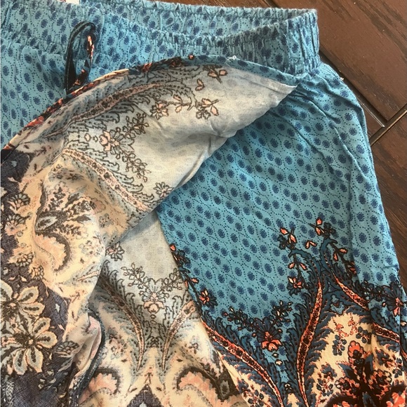 Hollister Women’s Blue/Pink/Cream Multi Print Flowing Open Leg Shorts - Picture 4 of 7